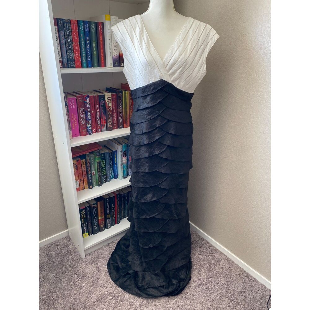 ADRIANNA PAPELL White and Black V Neck Tiered Maxi Formal Gown Size 12